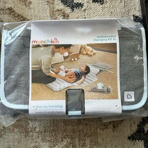 **BRAND NEW** Munchkin changing kit XL